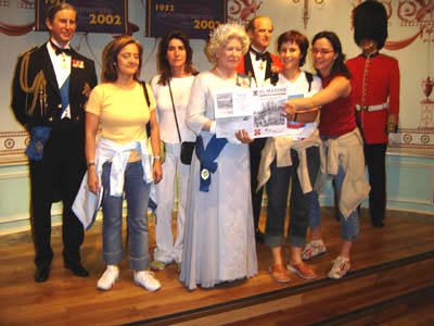 La Reina de Inglaterra leyendo EL MASINO con esta representaci�n masina que le visit�  a la hora del  t�.