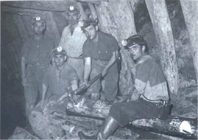 Mineros trabajando con el hacho