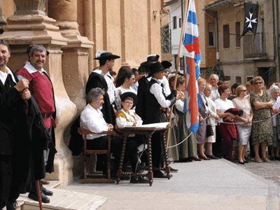 El barrachel toma nota de los nuevos soldados inscritos en el Tercio.