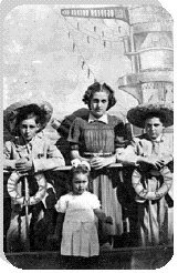 Mis primos Rosita y Alberto y mi hermana Paquita