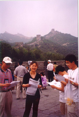 Cuatro chinos leyendo EL MASINO en la Gran Muralla China.