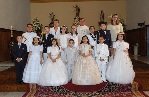 FOTO ALFREDO: Mos�n Alfonso Belenguer y las catequistas, Mar�a y Sira, con los ni�os y ni�as que tomaron la primera comuni�n el pasado 8 de mayo: David Jos�, Juan Diego, Esther, Vanesa, Alejandro, Nacho, Adri�n, Ana Pilar, Miriam, �scar, Cristina, Jeoner y Nagore.