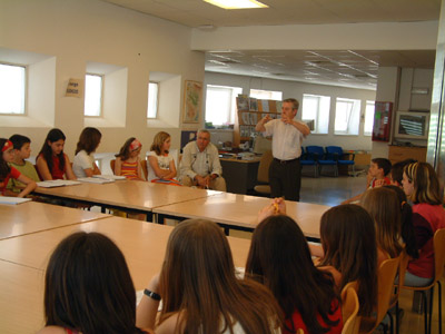 El  escritor Francisco Javier Aguirre charlando con los nios del colegio.