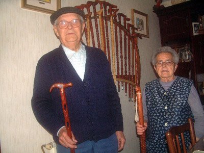 Manuel Mata Perdiguer posa junto a su mujer Mar�a Teresa, recientemente fallecida, delante de unos bastones hechos por �l.