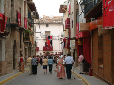 Calle Mayor engalanada durante "El rgreso del Comendador".