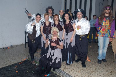 Piratas del Caribe y sus rehenes.