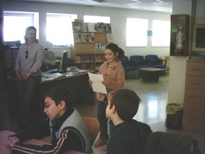 Los ni�os leyendo los cuentos que hab�an redactado