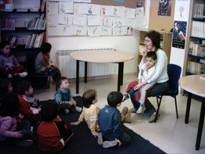 En esta fotograf�a se puede ver lo atentos que se mostraron los ni�os, mientras Isabel Royo les contaba un cuento.