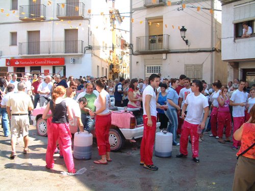 La Comisi�n del a�o pasado repartiendo sangr�a en la puesta de carros.
