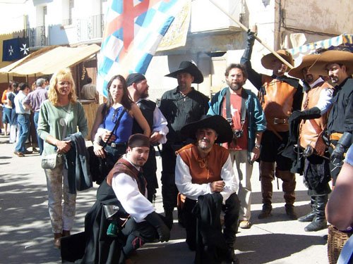 El ilustrador Joan Mundet con los Maestros de Esgrima Antigua.FOTO: Andr�s A��n