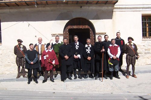 Fray Ram�n de Perell�s y Rocafull posando junto al resto de actores en la puerta de la Casa Feliu. FOTO: Andr�s A��n.
