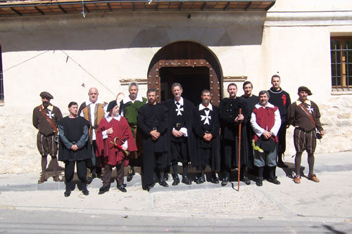 Fray Ramn de Perells y Rocafull posando junto al resto de actores en la puerta de la Casa Feliu. FOTO: Andrs An.
