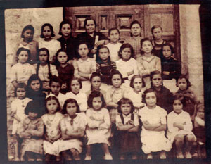 20-Maestra-y-ninas.jpg